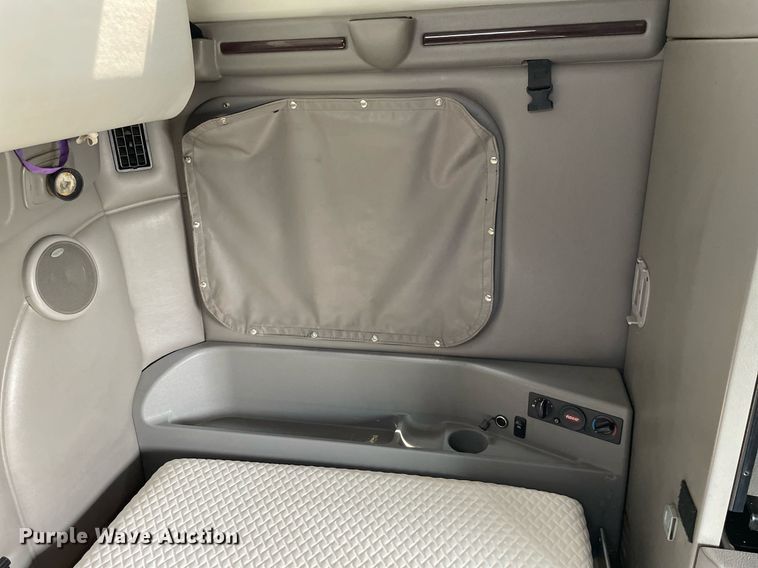 image for item LJ9680 2016 Peterbilt 587  semi truck