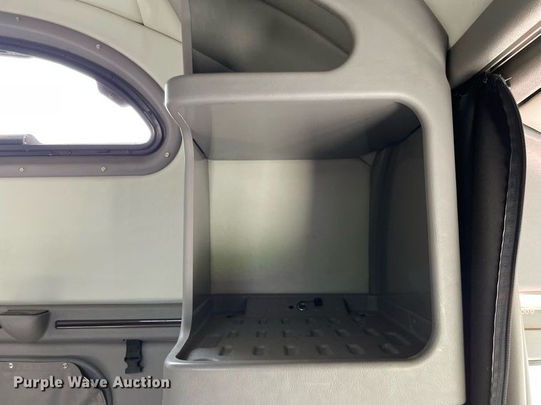 image for item LJ9680 2016 Peterbilt 587  semi truck