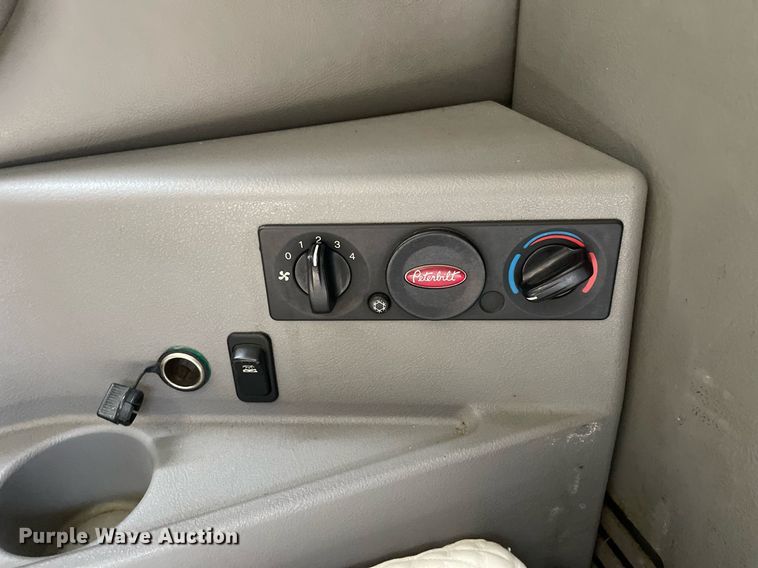 image for item LJ9680 2016 Peterbilt 587  semi truck