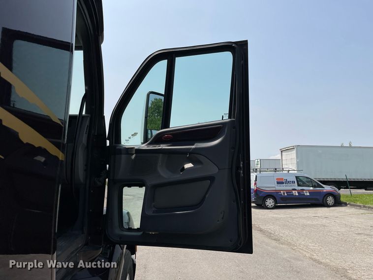 image for item LJ9680 2016 Peterbilt 587  semi truck