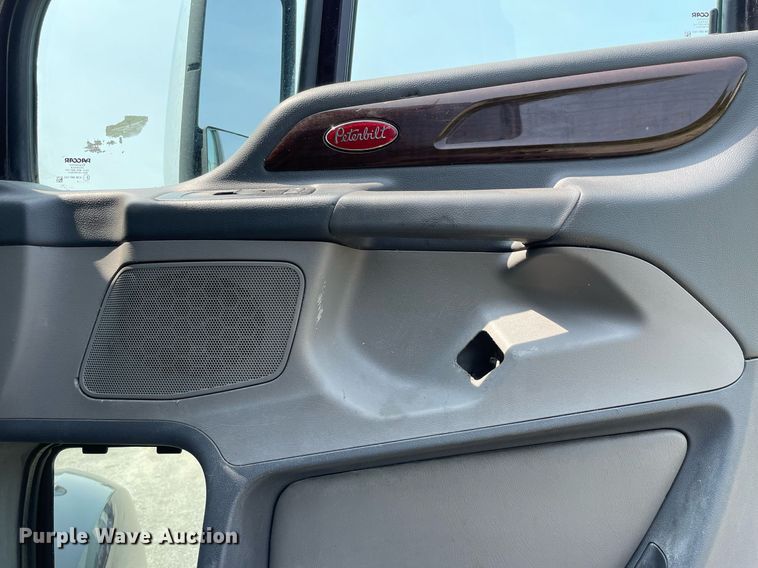 image for item LJ9680 2016 Peterbilt 587  semi truck