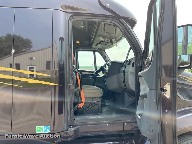 image for item LJ9680 2016 Peterbilt 587  semi truck