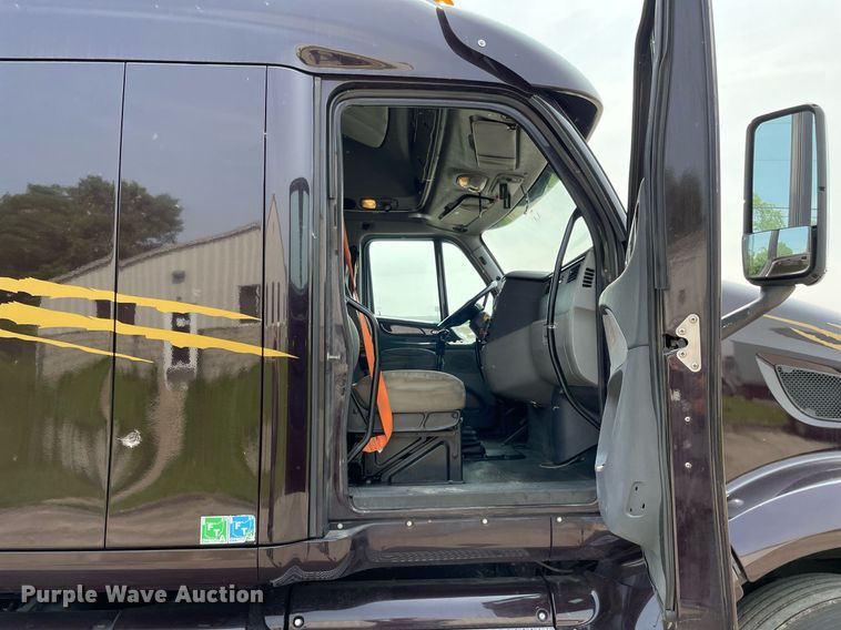 image for item LJ9680 2016 Peterbilt 587  semi truck