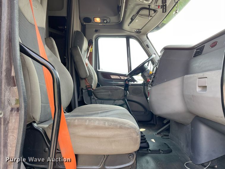 image for item LJ9680 2016 Peterbilt 587  semi truck