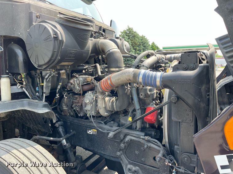 image for item LJ9680 2016 Peterbilt 587  semi truck