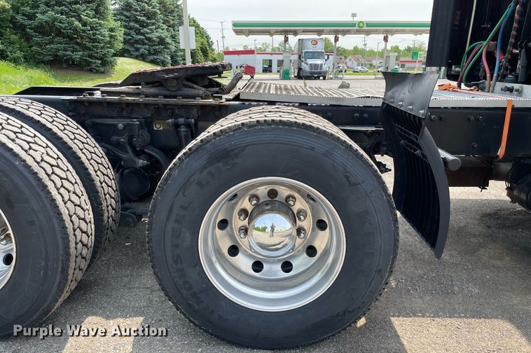 image for item LJ9680 2016 Peterbilt 587  semi truck