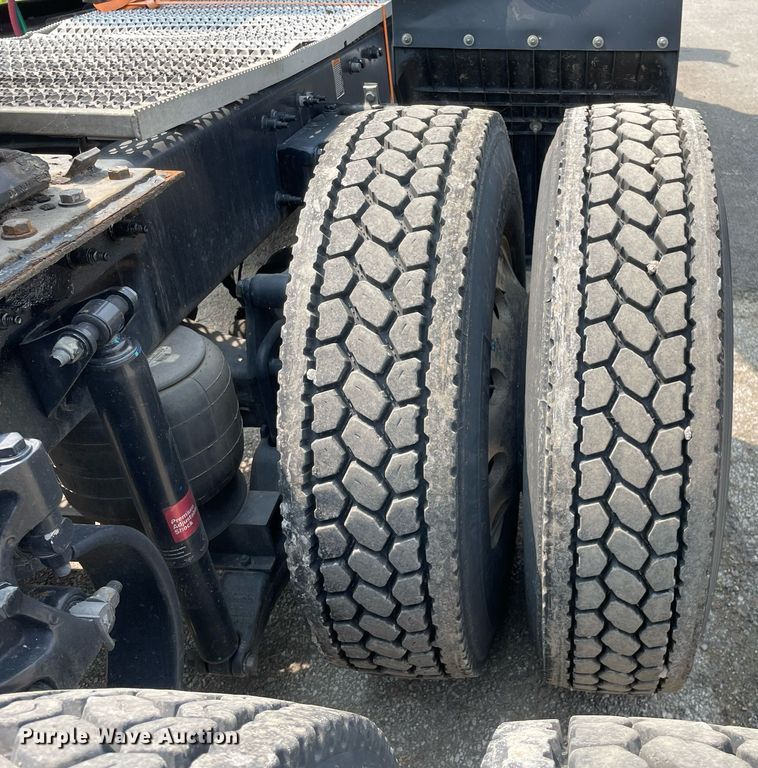 image for item LJ9680 2016 Peterbilt 587  semi truck