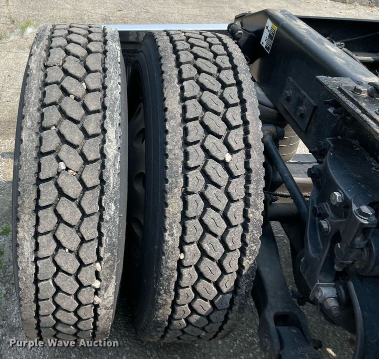 image for item LJ9680 2016 Peterbilt 587  semi truck