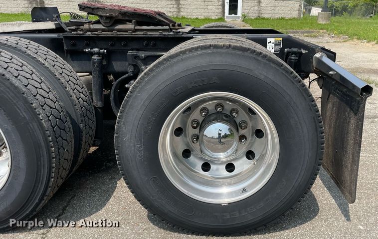 image for item LJ9680 2016 Peterbilt 587  semi truck