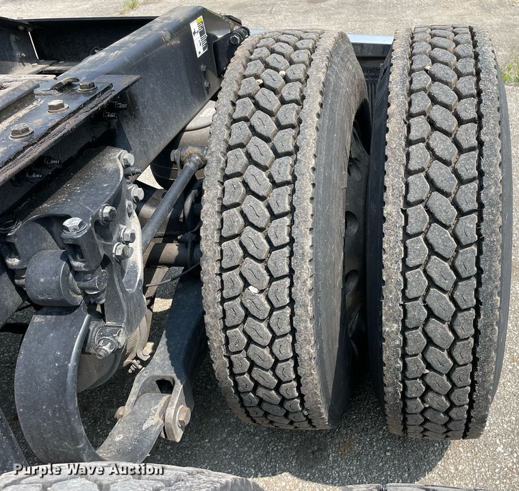 image for item LJ9680 2016 Peterbilt 587  semi truck