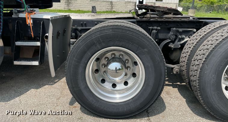 image for item LJ9680 2016 Peterbilt 587  semi truck