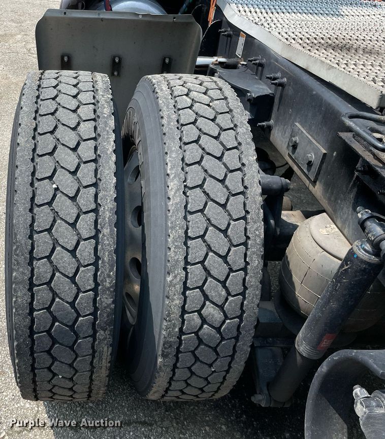 image for item LJ9680 2016 Peterbilt 587  semi truck