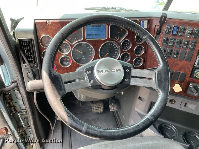 image for item LJ9681 2014 Mack CXU613  semi truck