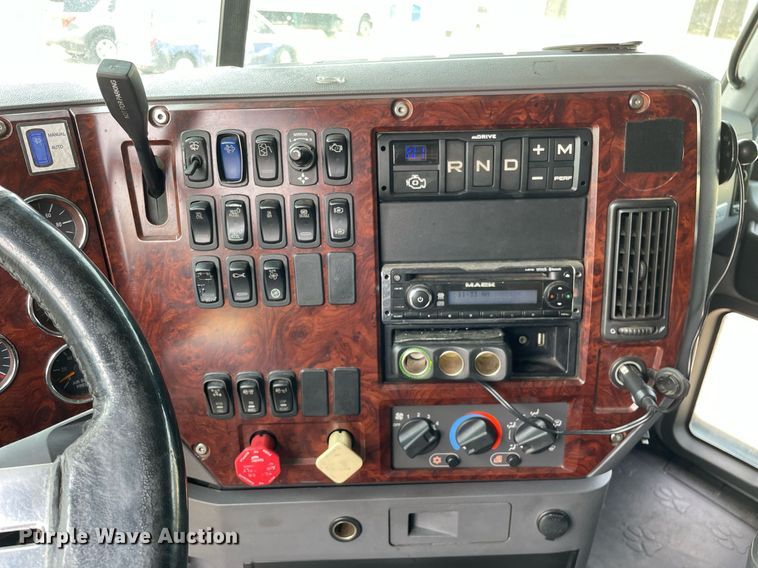 image for item LJ9681 2014 Mack CXU613  semi truck