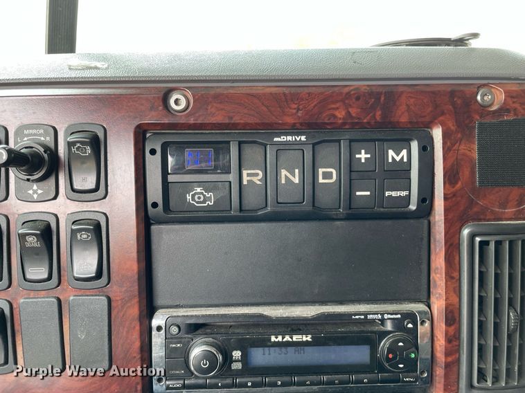 image for item LJ9681 2014 Mack CXU613  semi truck