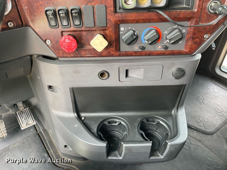 image for item LJ9681 2014 Mack CXU613  semi truck