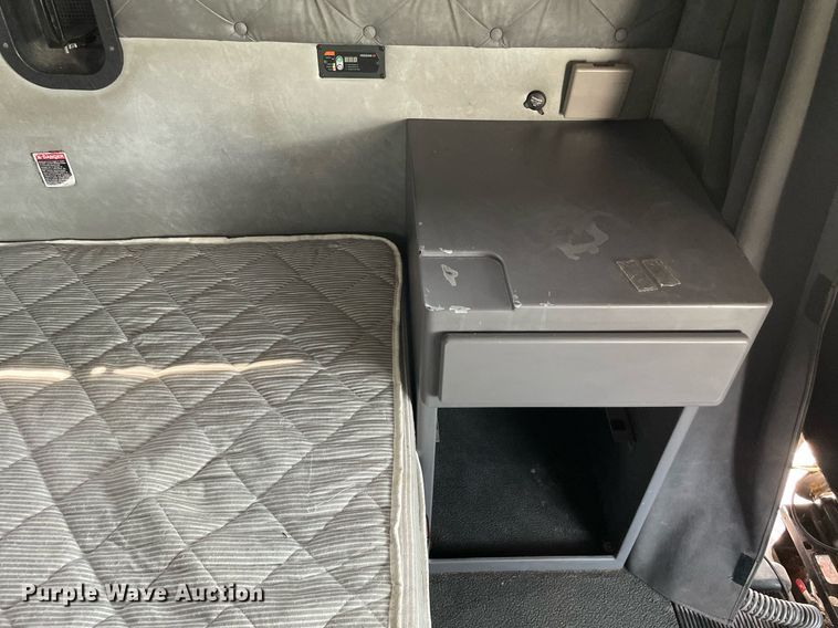 image for item LJ9681 2014 Mack CXU613  semi truck