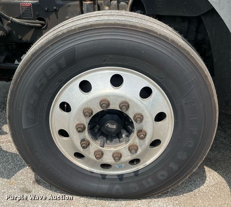 image for item LJ9681 2014 Mack CXU613  semi truck