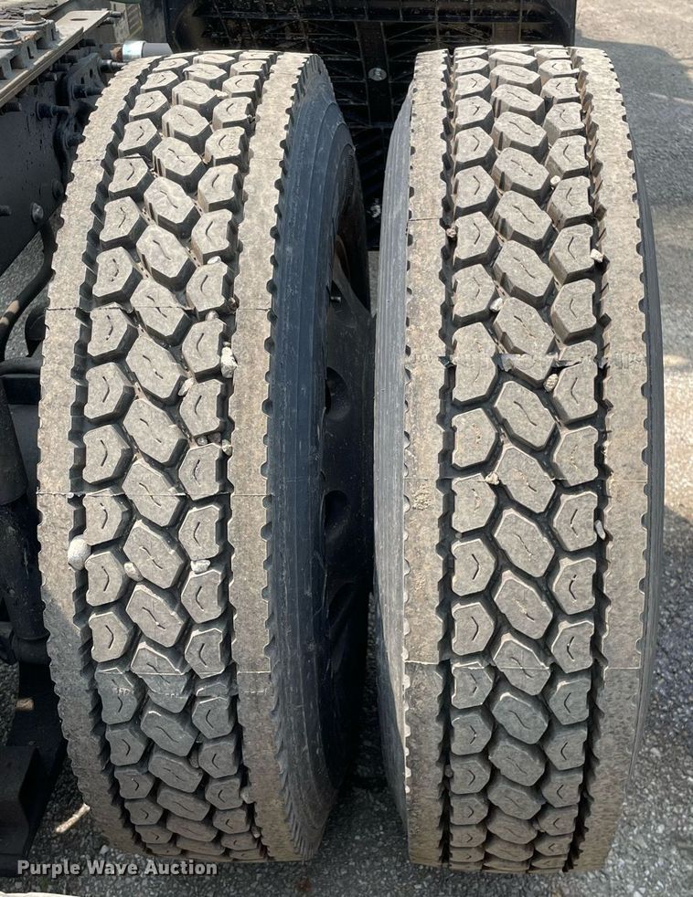 image for item LJ9681 2014 Mack CXU613  semi truck