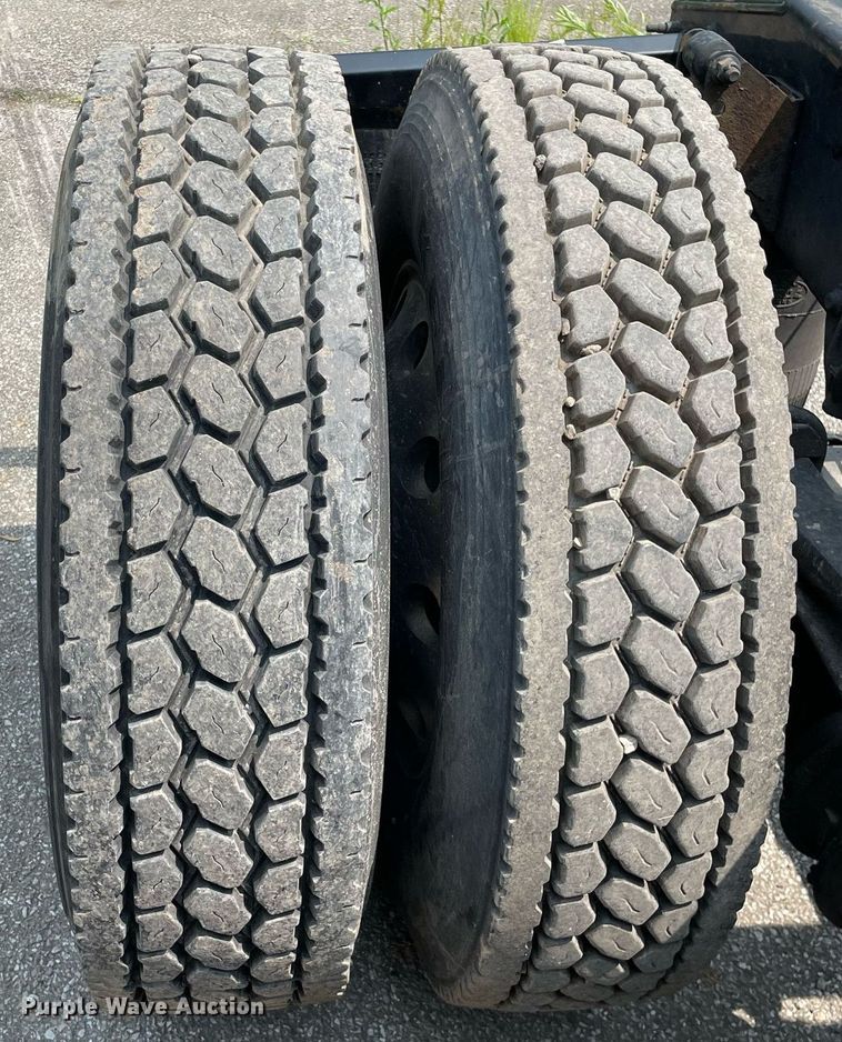 image for item LJ9681 2014 Mack CXU613  semi truck