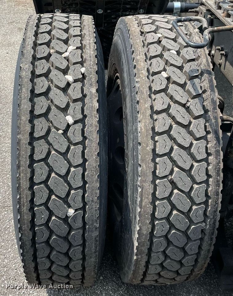 image for item LJ9681 2014 Mack CXU613  semi truck