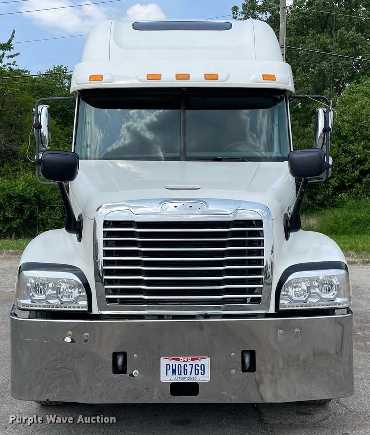 image for item LJ9682 2004 Freightliner Century Class  semi truck