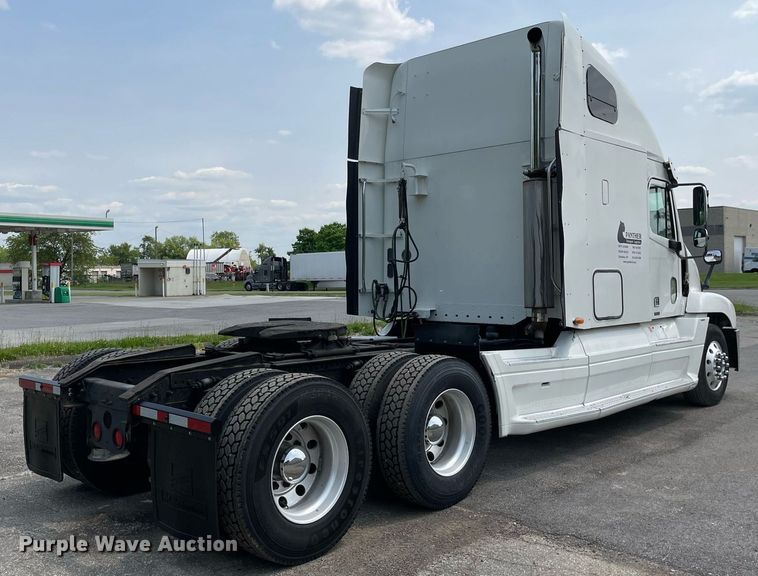 image for item LJ9682 2004 Freightliner Century Class  semi truck