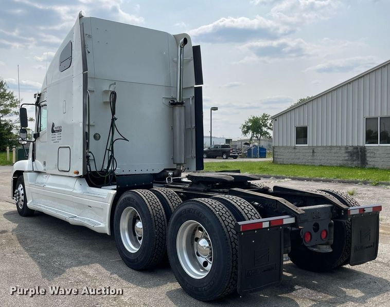 image for item LJ9682 2004 Freightliner Century Class  semi truck