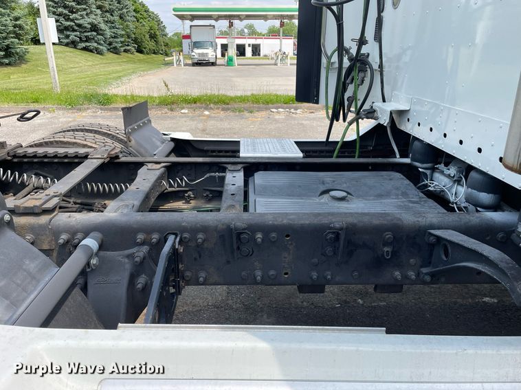 image for item LJ9682 2004 Freightliner Century Class  semi truck