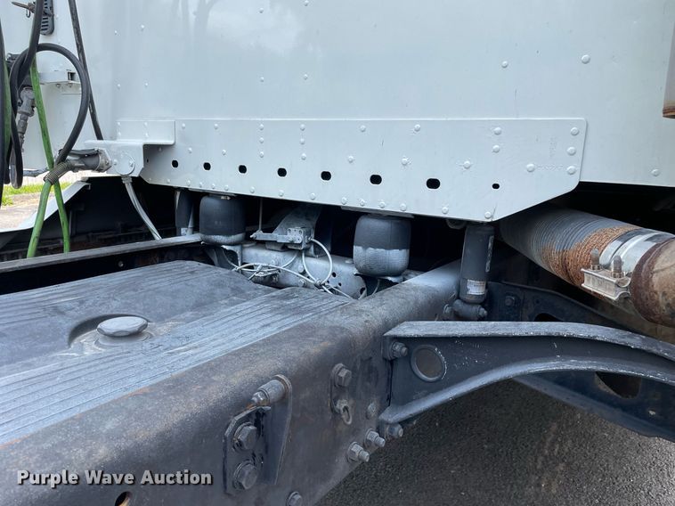 image for item LJ9682 2004 Freightliner Century Class  semi truck