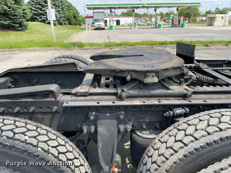 image for item LJ9682 2004 Freightliner Century Class  semi truck