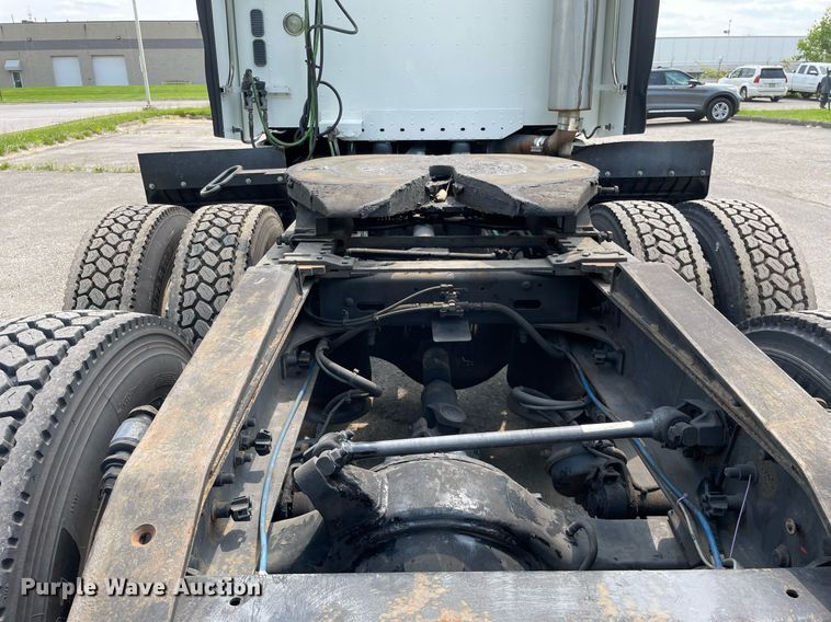 image for item LJ9682 2004 Freightliner Century Class  semi truck