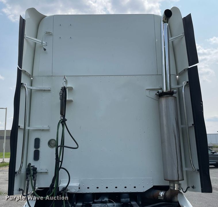 image for item LJ9682 2004 Freightliner Century Class  semi truck