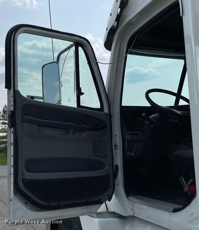 image for item LJ9682 2004 Freightliner Century Class  semi truck