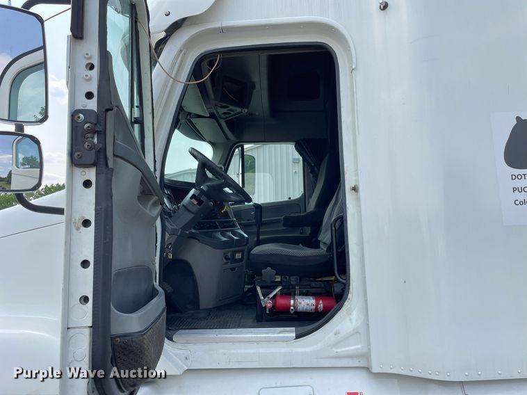 image for item LJ9682 2004 Freightliner Century Class  semi truck