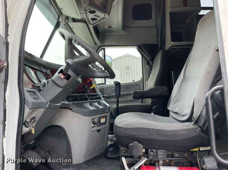 image for item LJ9682 2004 Freightliner Century Class  semi truck