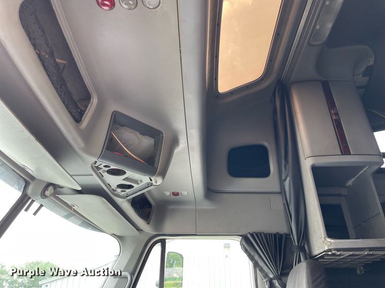 image for item LJ9682 2004 Freightliner Century Class  semi truck