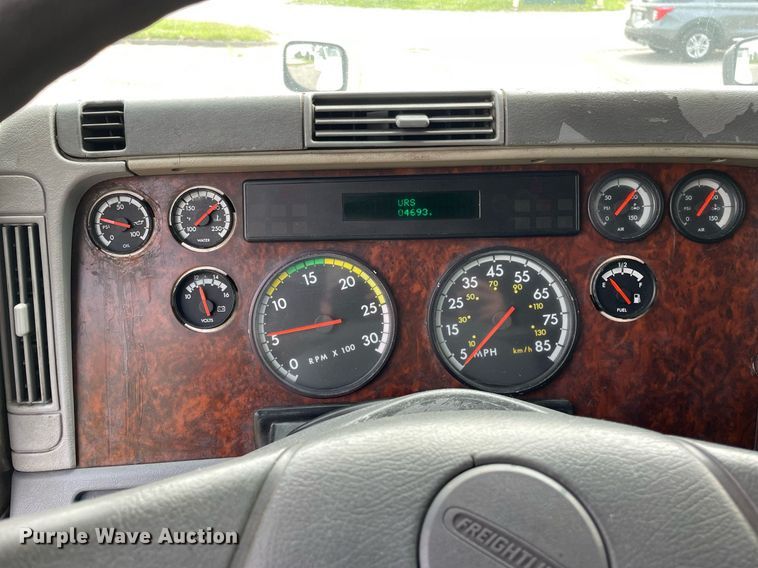 image for item LJ9682 2004 Freightliner Century Class  semi truck