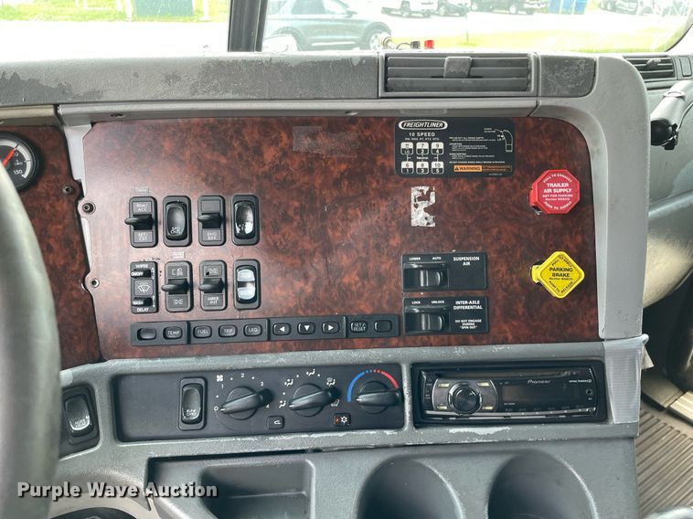 image for item LJ9682 2004 Freightliner Century Class  semi truck