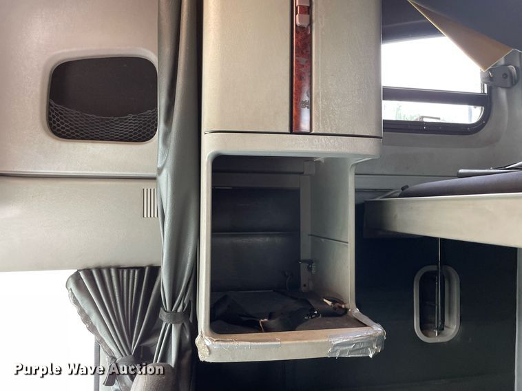 image for item LJ9682 2004 Freightliner Century Class  semi truck