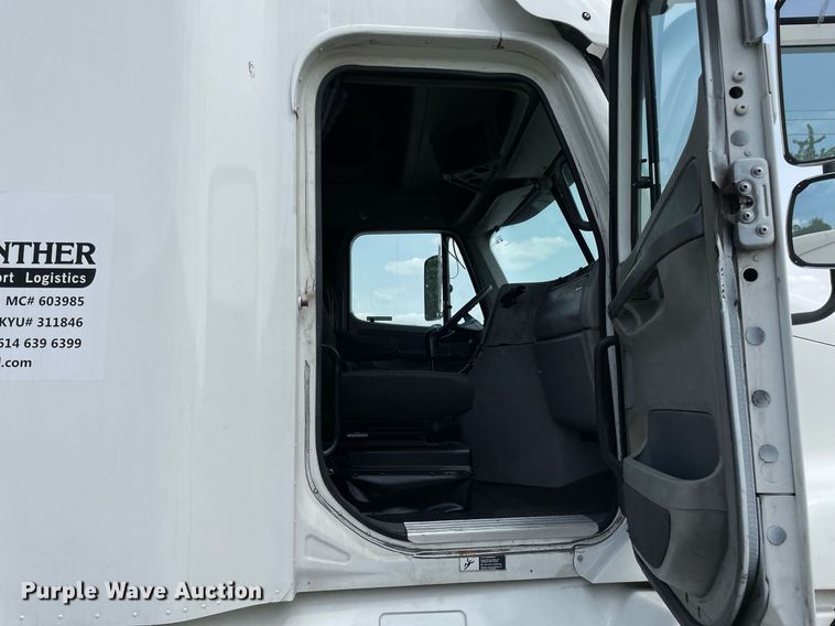 image for item LJ9682 2004 Freightliner Century Class  semi truck