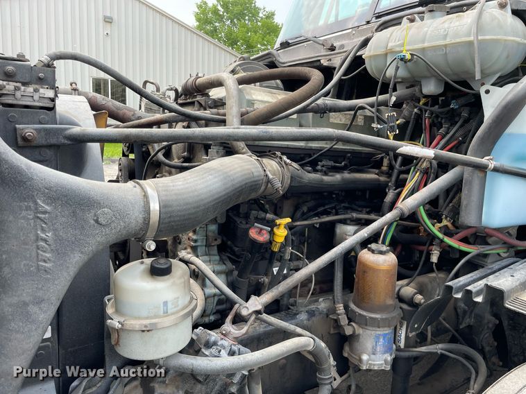 image for item LJ9682 2004 Freightliner Century Class  semi truck