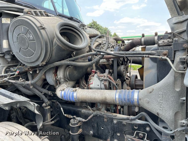 image for item LJ9682 2004 Freightliner Century Class  semi truck