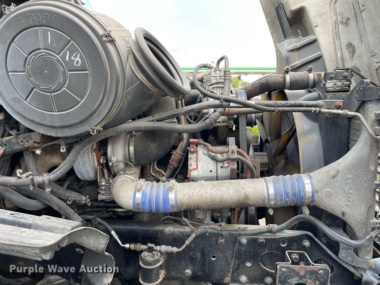 image for item LJ9682 2004 Freightliner Century Class  semi truck