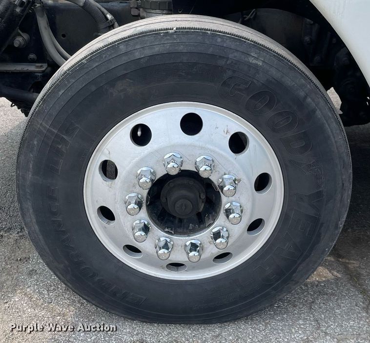 image for item LJ9682 2004 Freightliner Century Class  semi truck