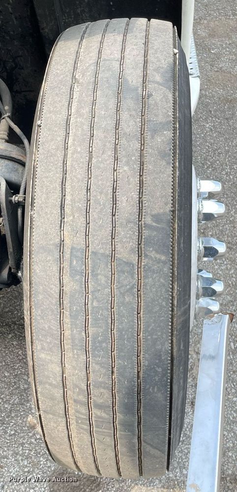 image for item LJ9682 2004 Freightliner Century Class  semi truck