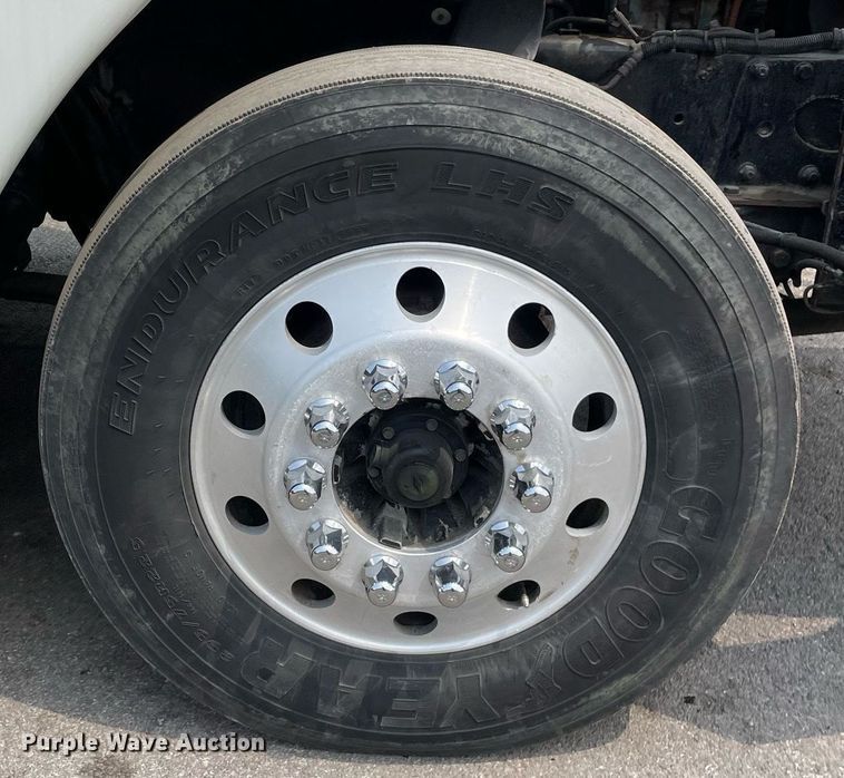 image for item LJ9682 2004 Freightliner Century Class  semi truck