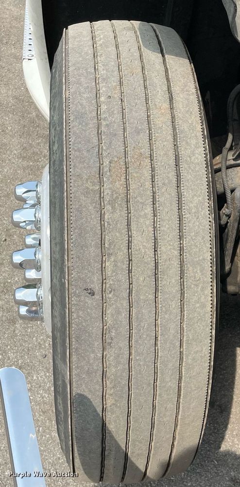 image for item LJ9682 2004 Freightliner Century Class  semi truck