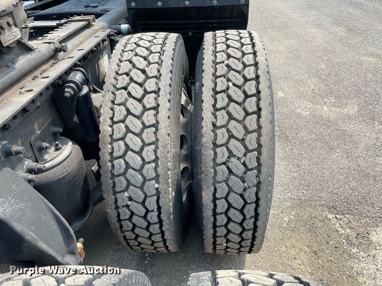 image for item LJ9682 2004 Freightliner Century Class  semi truck