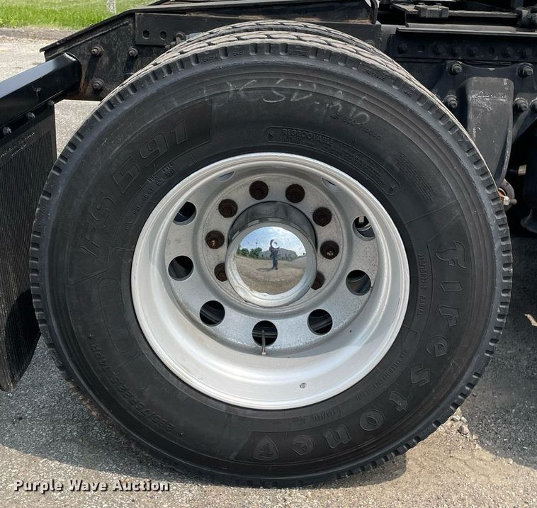 image for item LJ9682 2004 Freightliner Century Class  semi truck